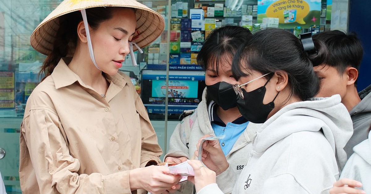 Ca sĩ Hồ Ngọc Hà đội mưa bán vé số giúp cô bé bệnh tim