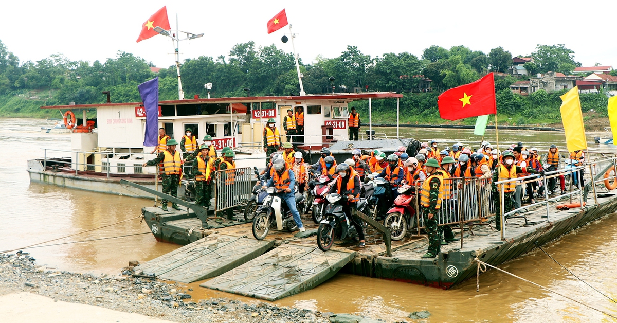 Phà quân sự vận hành trở lại cho người dân qua khu vực cầu Phong Châu