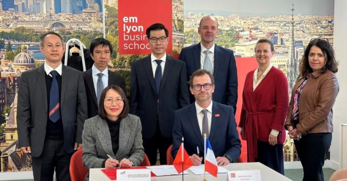 Trường Đại học Tôn Đức Thắng hợp tác với Trường Kinh doanh emlyon, Pháp