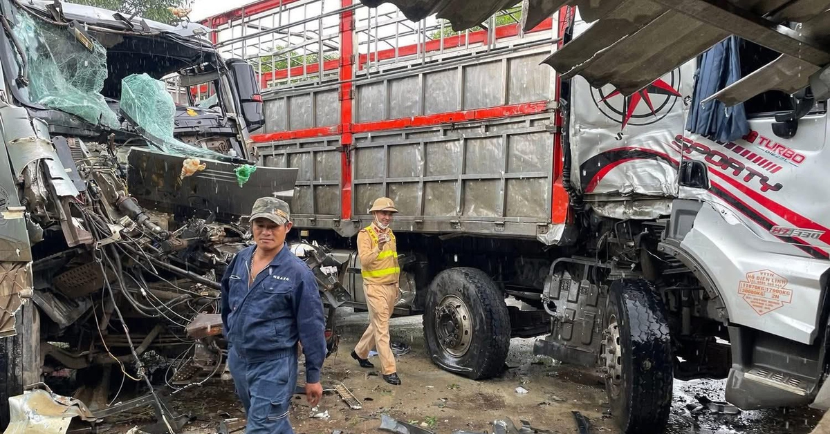 Trời mưa 2 xe tải đối đầu, ách tắc đường Hồ Chí Minh