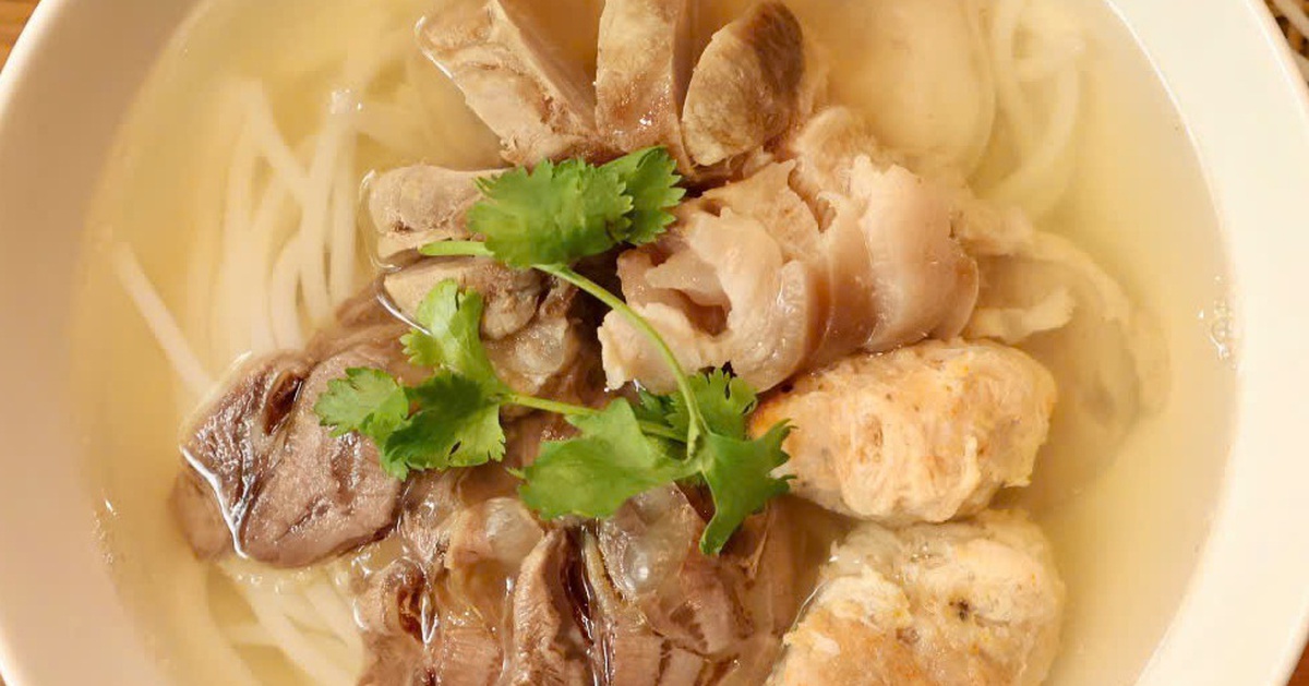 Bún bò Huế O Kay nước trong, chả cua vừa béo vừa bùi, bắp bò hoa xắt lát