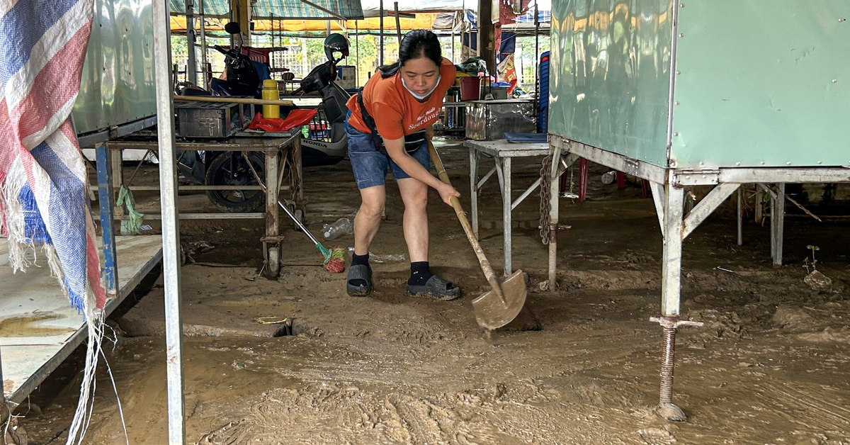 Ngôi chợ tại Đà Nẵng tê liệt sau trận lụt bất ngờ giữa mùa hè