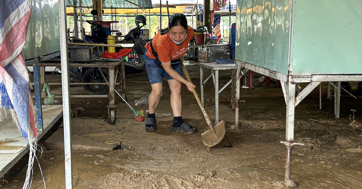 Ngôi chợ tại Đà Nẵng tê liệt sau trận lụt bất ngờ giữa mùa hè