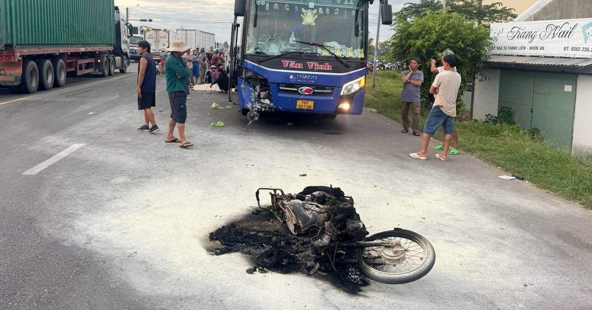 Xe máy bắt lửa cháy rụi sau va chạm với xe khách, 2 người chết