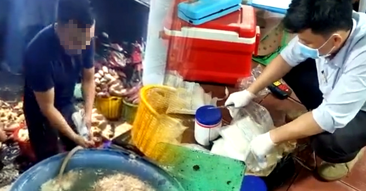 TP.HCM: Phát hiện 3 cơ sở ở Bình Đông ngâm hoa chuối với hàn the, chất tẩy trắng