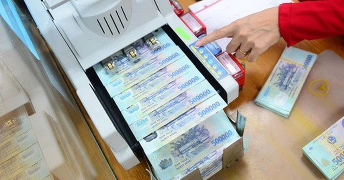 Tiền tiết kiệm được gửi vào ngân hàng vượt 15 triệu tỉ đồng