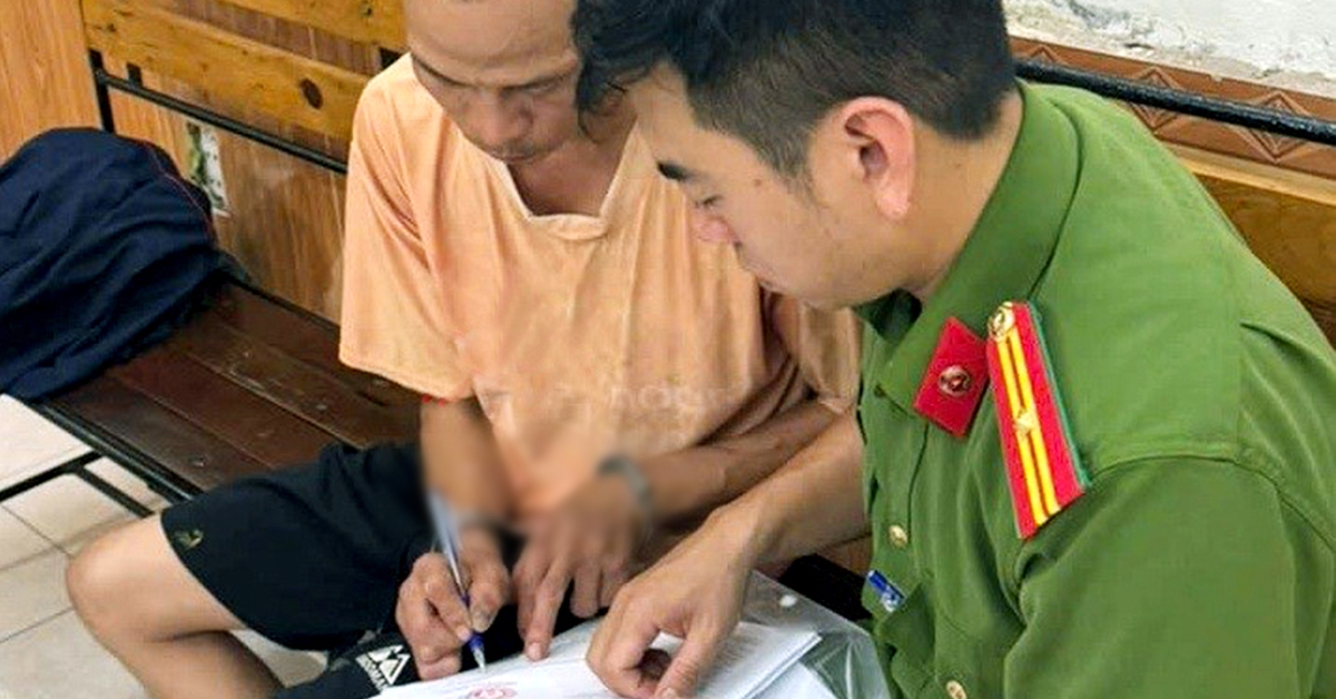 Tạm giữ ông bố xích hai chân con trai treo ngược rồi đánh