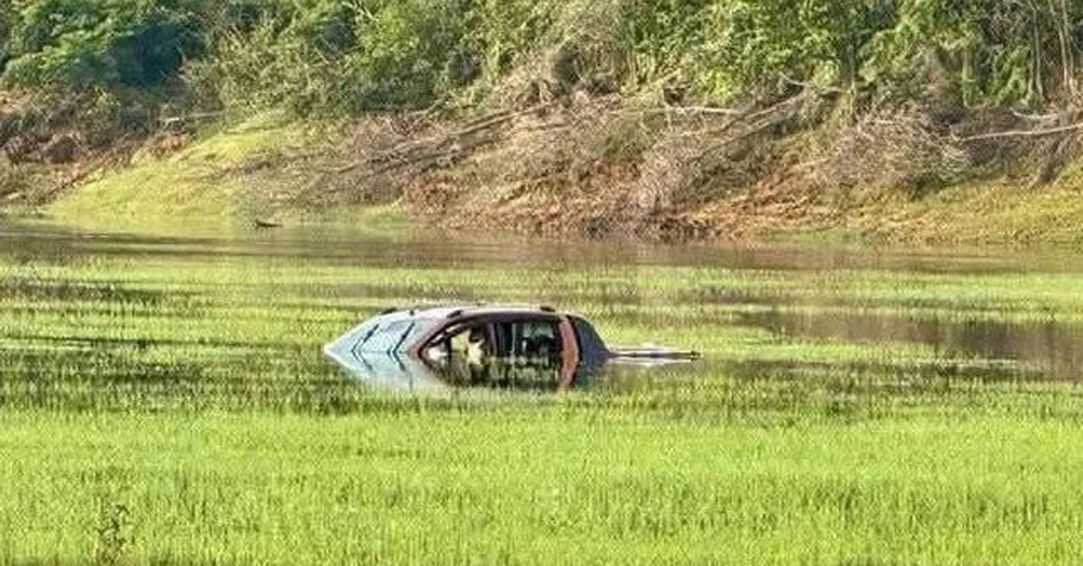 Hai vợ chồng tử vong thương tâm khi xe bán tải ngập nước ở hồ Bến Châu
