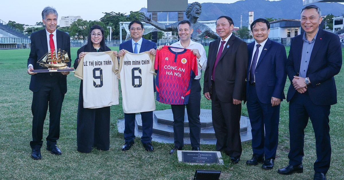 Thủ tướng và Phu nhân được tặng áo đấu của câu lạc bộ bóng đá hàng đầu Brazil