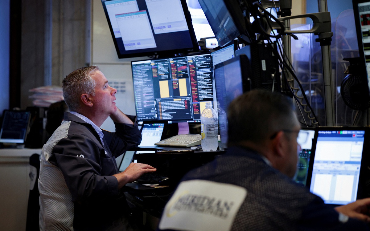 Chứng khoán Mỹ lao dốc, đồng USD tăng giá sau khi ông Trump đăng thư thuế quan