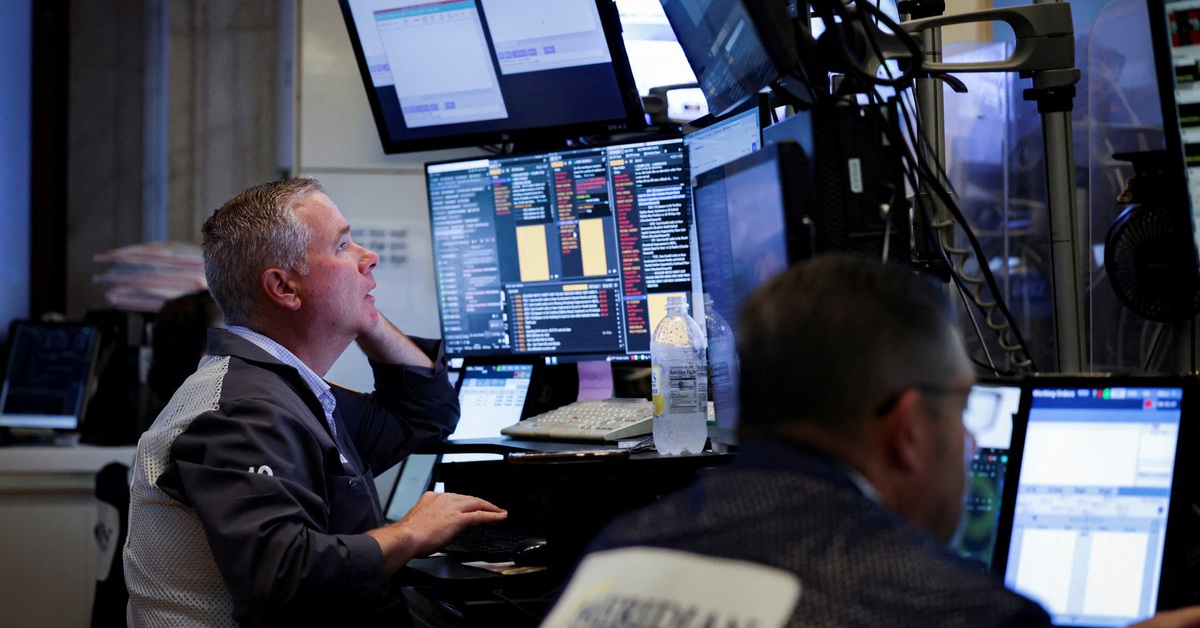 Chứng khoán Mỹ lao dốc, đồng USD tăng giá sau khi ông Trump đăng thư thuế quan