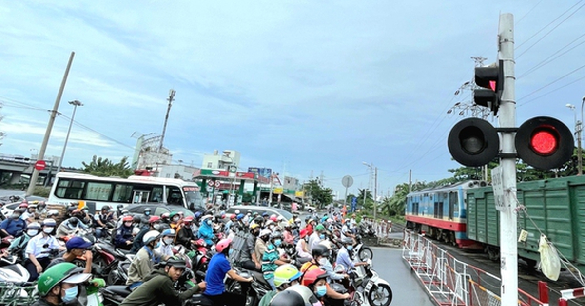 Dời ga xe lửa, dùng mặt bằng tuyến đường sắt nội đô làm metro trên cao?