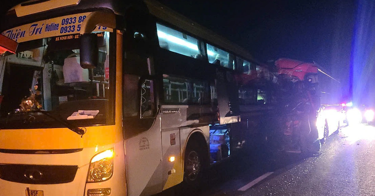 Xe khách tông đuôi xe khách trên cao tốc Vĩnh Hảo - Phan Thiết, 3 người chết