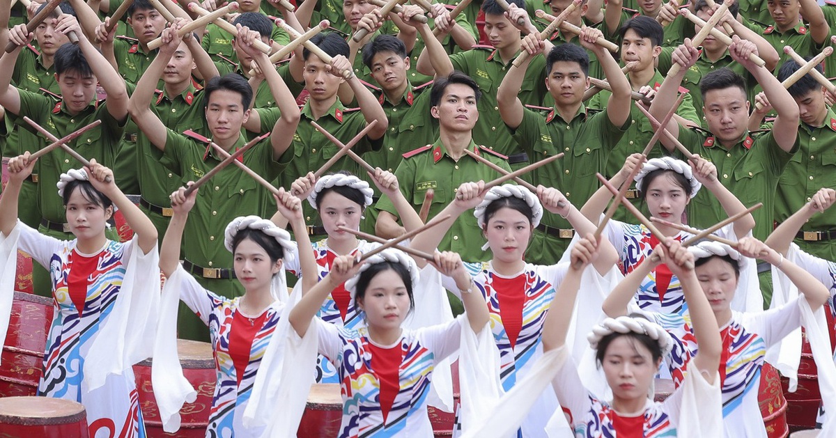 Khai mạc giải bóng đá hoành tráng, có trống hội và Võ Hạ Trâm, Đông Hùng 'đốt cháy' sân khấu