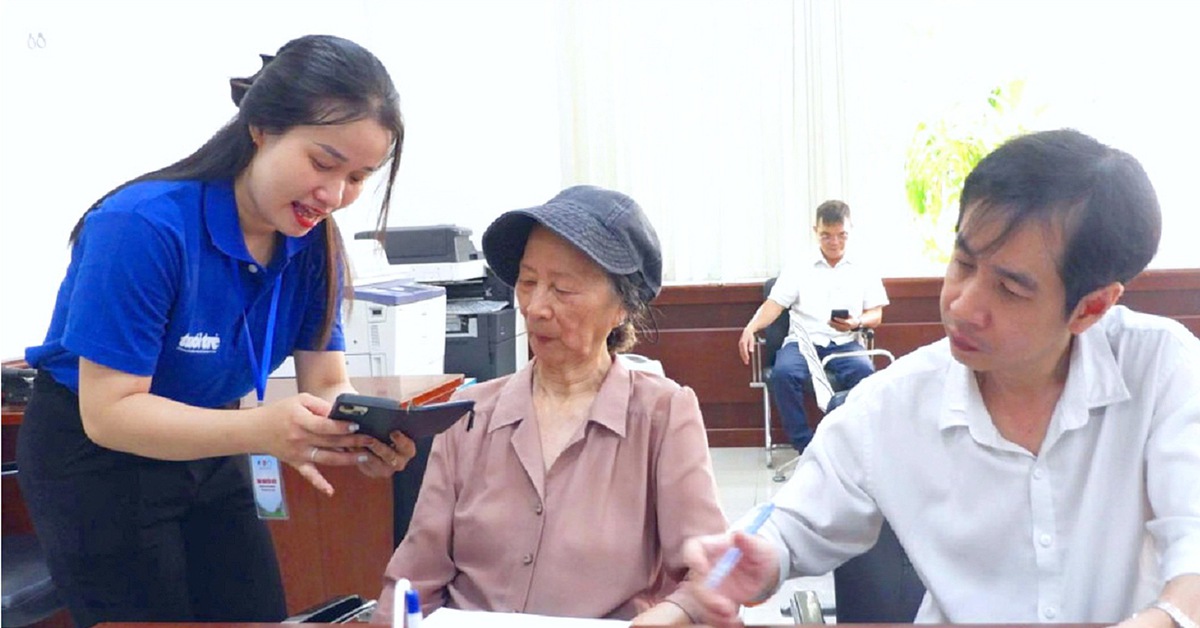 Giúp dân quen với dịch vụ công trực tuyến