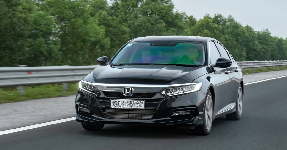 Tin tức giá xe: Honda Accord giảm tới 280 triệu, giá thực tế nay đã rẻ hơn Toyota Camry