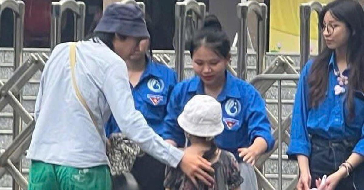 Nam sinh đi thi lớp 10 dắt theo em gái nhỏ đã đậu vào trường tốp đầu