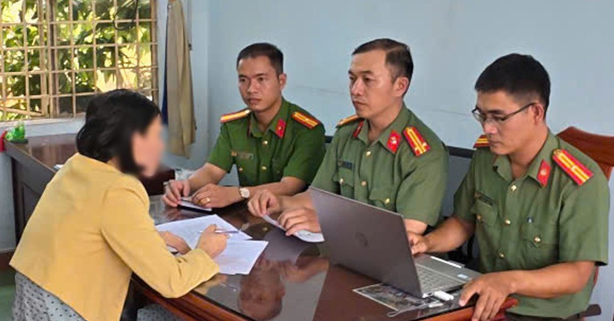 Công an làm việc với người phụ nữ đăng tin bảo hiểm y tế tăng phí hơn 30%