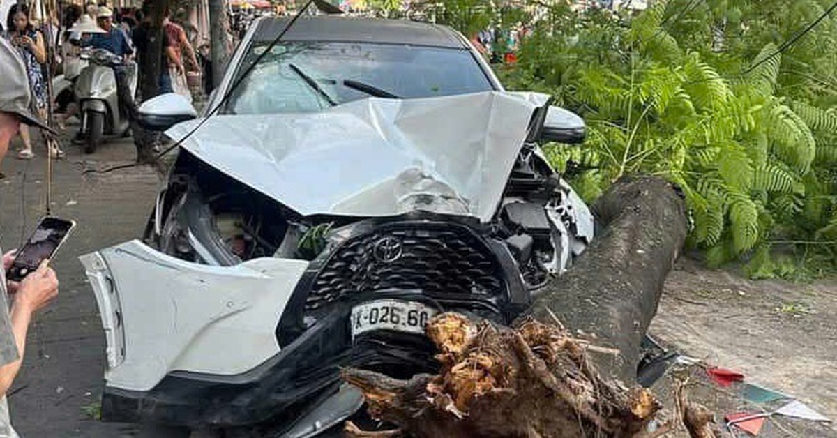 Nữ tài xế lái ô tô tông liên hoàn 10 xe máy trên đường ở Hà Nội, 4 người nhập viện