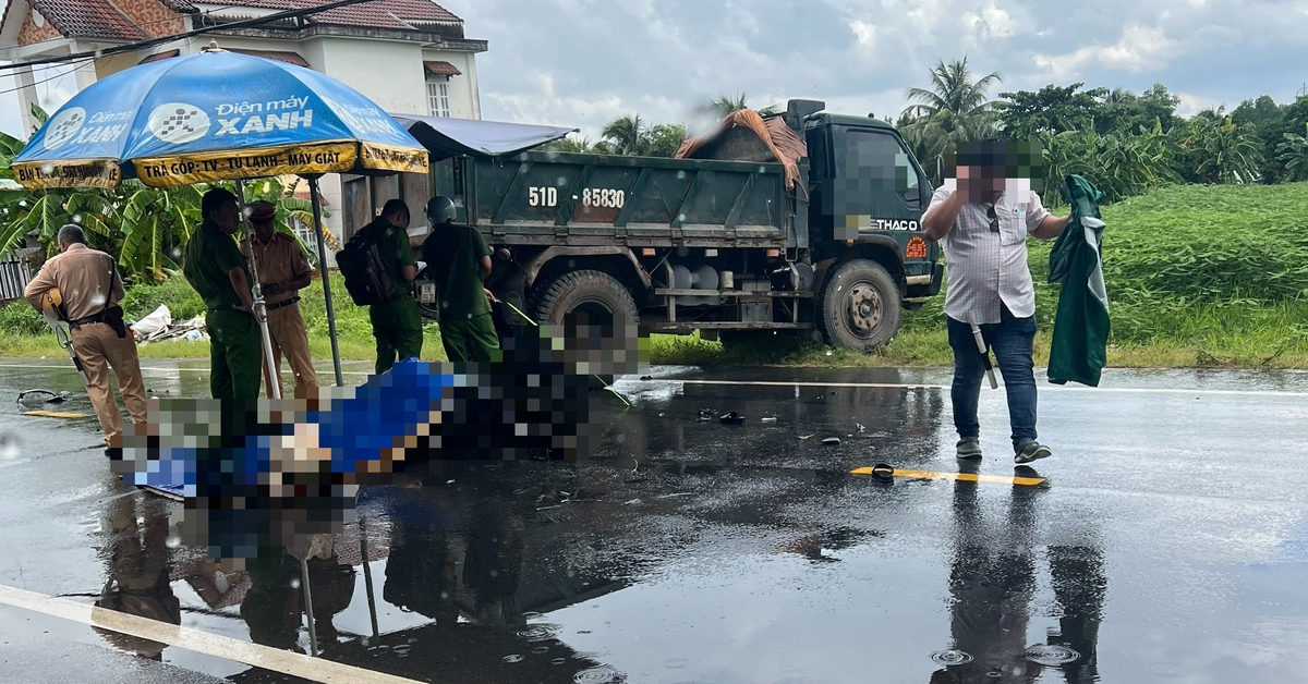 Xe máy va chạm xe ben, hai mẹ con chết thương tâm