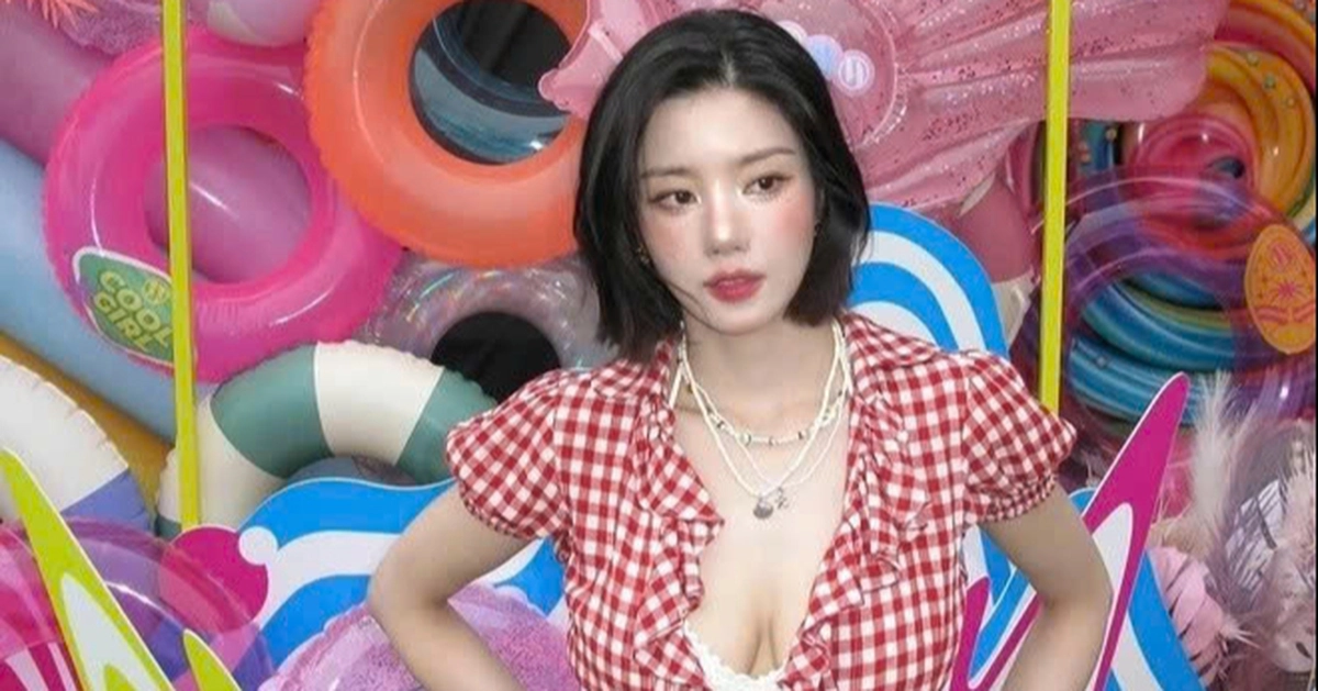Kwon Eun Bi mặc gợi cảm tại Waterbomb: Đây là nội y hay đồ biểu diễn?