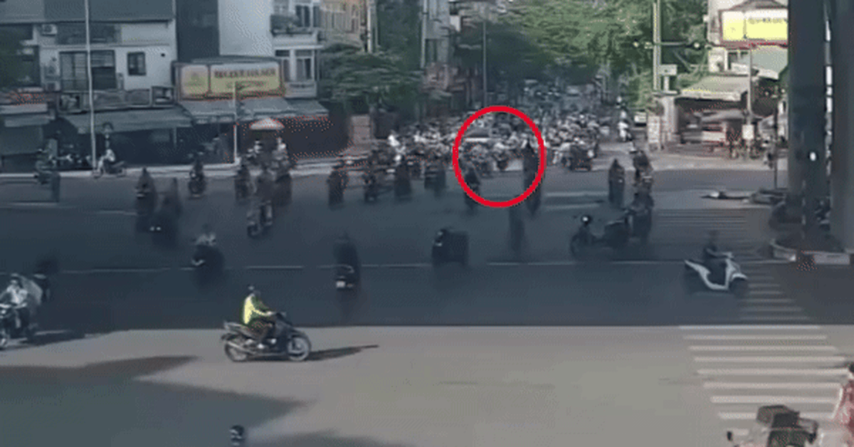 Vụ ô tô tông liên hoàn 12 xe máy: Bùng nổ tranh cãi 'tài chưa quen không nên dùng giữ phanh tự động'