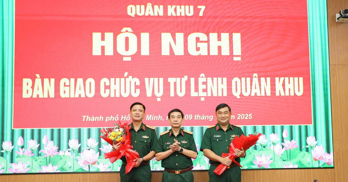 Trung tướng Nguyễn Trường Thắng bàn giao chức vụ tư lệnh Quân khu 7 cho Thiếu tướng Lê Xuân Thế