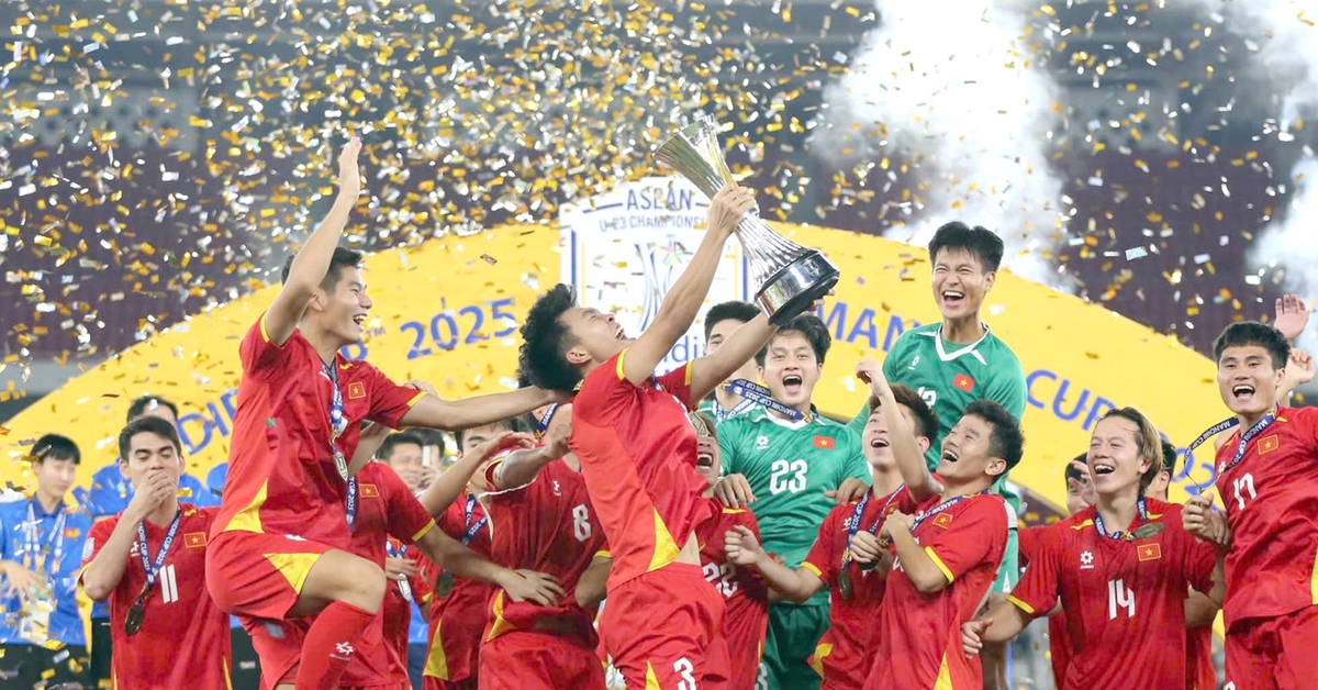 Chủ tịch tỉnh Gia Lai tặng bằng khen cho 2 cầu thủ U23 Việt Nam