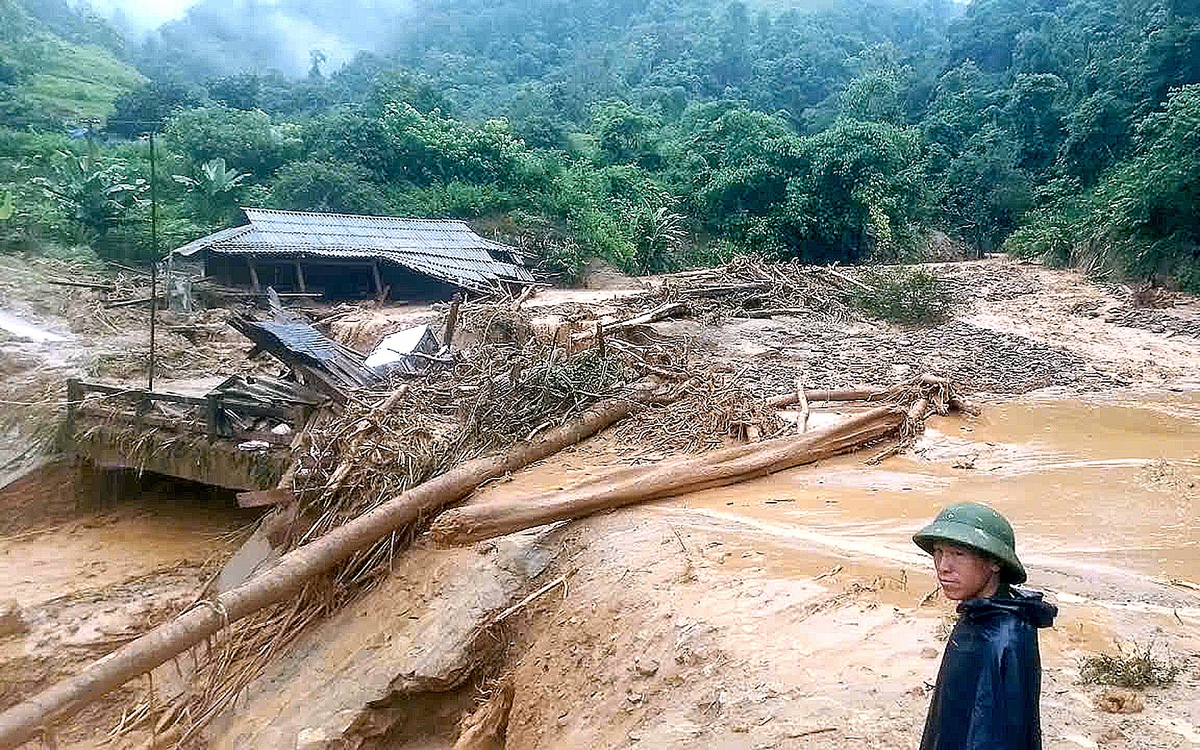 V Điện Biệnu v Vietnamu zaradi poplav in zemeljskih plazov umrlo in pogrešano 12 ljudi