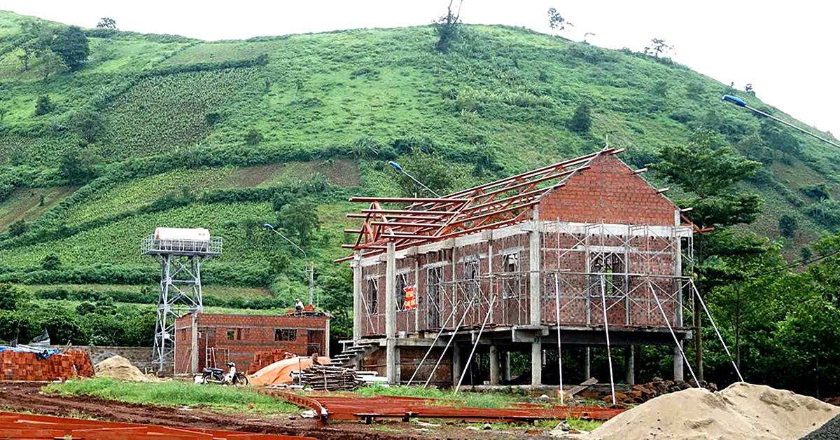 Bị tỉnh "tuýt còi" vì xây nhà rông bê tông chắn tầm nhìn núi lửa Chư Đăng Ya