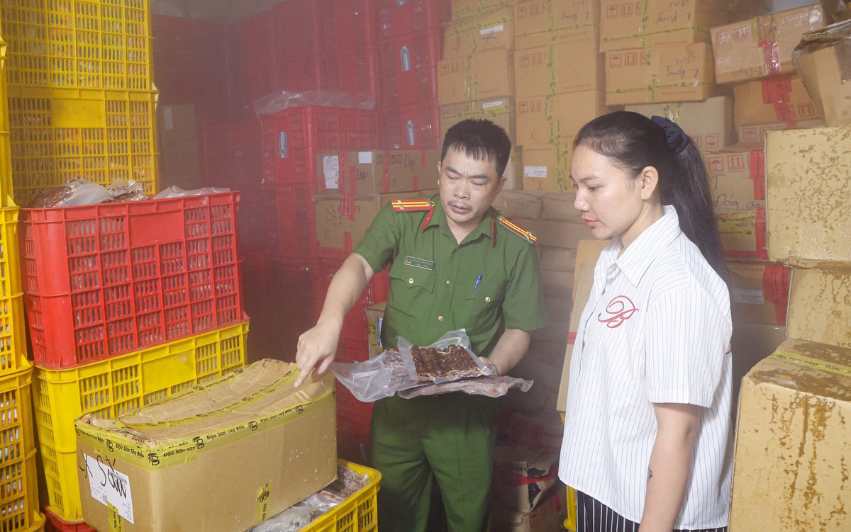 Hình ảnh bên trong xưởng sản xuất thịt trâu gác bếp giả doanh thu hơn 100 tỉ