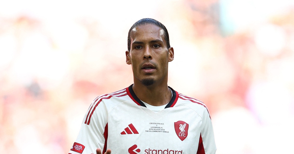HLV Arne Slot và Van Dijk bất đồng sau trận thua của Liverpool tại Siêu cúp Anh