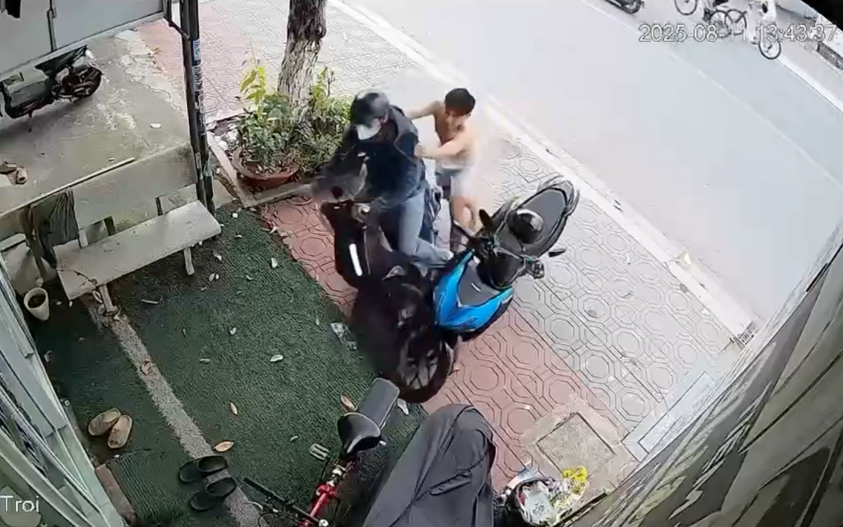 Vô tiệm vờ mua vàng, nam thanh niên cướp giật lắc tay bỏ chạy