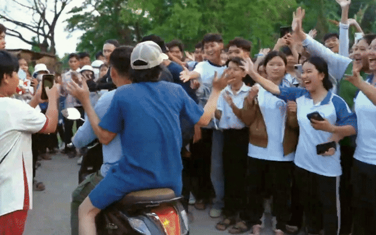 Hoài Linh được bà con An Giang chào đón, mừng rơn vì 35 năm mới gặp