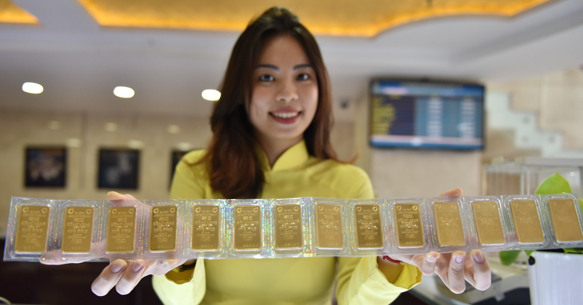 Giá vàng bất ngờ lao dốc sau khi chạm đỉnh lịch sử