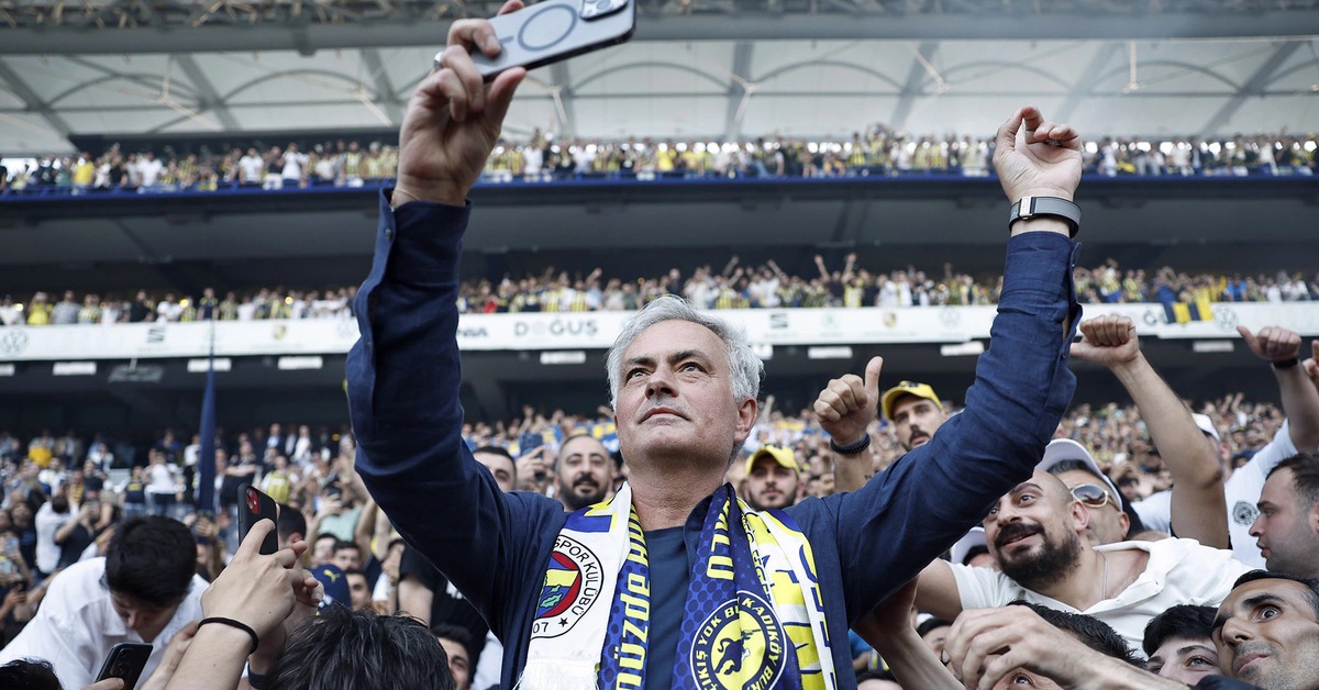 Đội của HLV Mourinho ngược dòng ngoạn mục, tiến gần Champions League