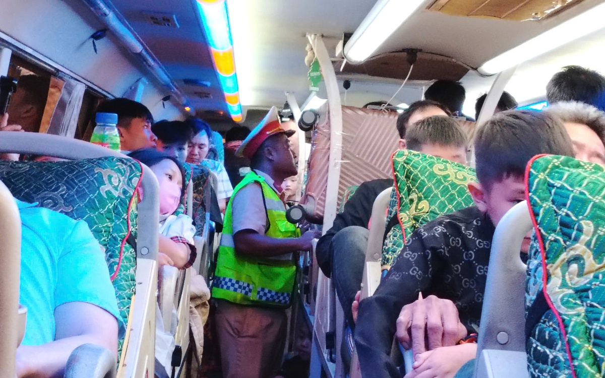 Mượn bằng lái của người khác để lái xe khách, bị phát hiện khi chở vượt 21 người