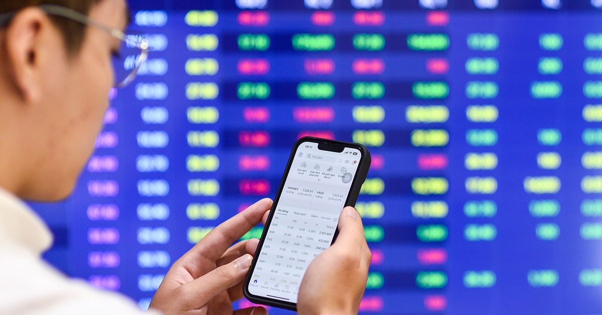 Tin tức sáng 15-8: Khối ngoại bán ròng rất mạnh, phiên VN-Index lập đỉnh mới