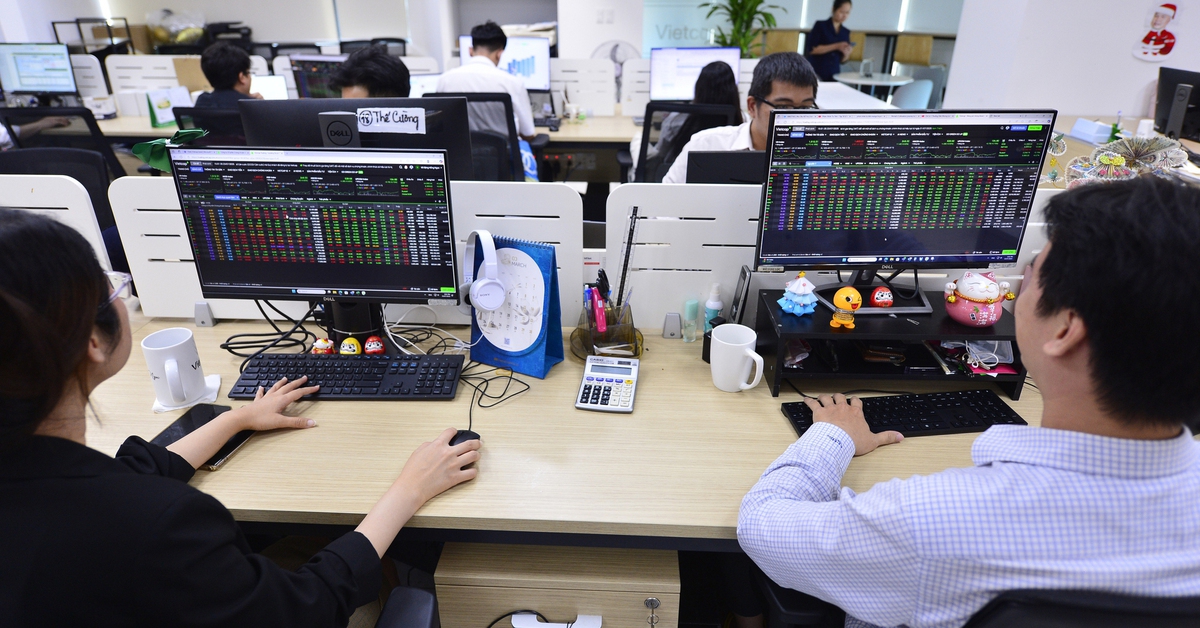 Lộ diện những cổ phiếu tăng giá 'sốc' đến hàng trăm %