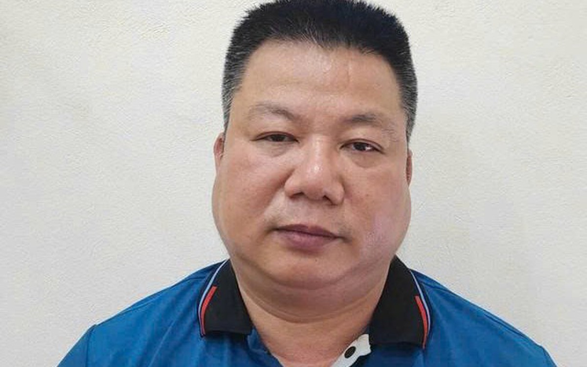 Khởi tố tài xế ô tô xin nhập làn không được, chạy lên xe khách rút chìa khóa bỏ đi