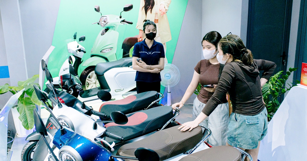 Nhộn nhịp tìm mua xe máy điện ở TP.HCM