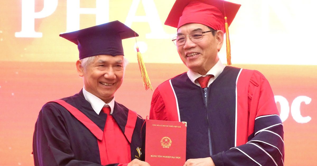 Cụ ông nhận bằng tốt nghiệp bác sĩ loại giỏi ở tuổi 75 - Tuổi Trẻ Online
