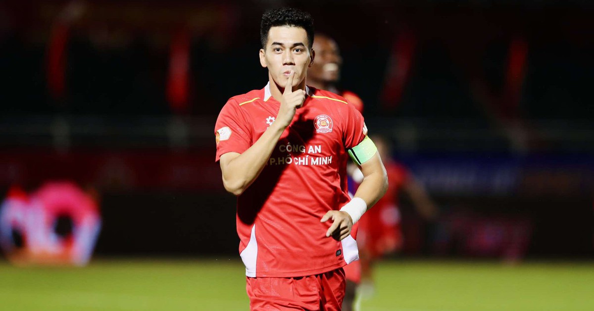 Video Tiến Linh bật cao đánh đầu như Ronaldo, ghi bàn cho CLB Công An TP.HCM