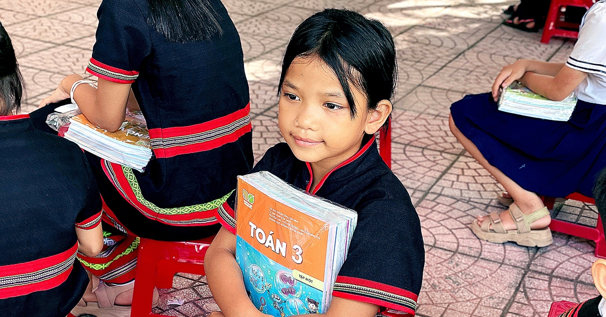 Niềm vui trước ngày khai giảng: Học trò nghèo Hòa Vang ôm trọn bộ sách mới - Tuổi Trẻ Online