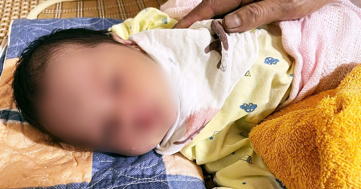 Bé gái sơ sinh bị bỏ rơi kèm lời nhắn 'mong thầy không giao cho ai'