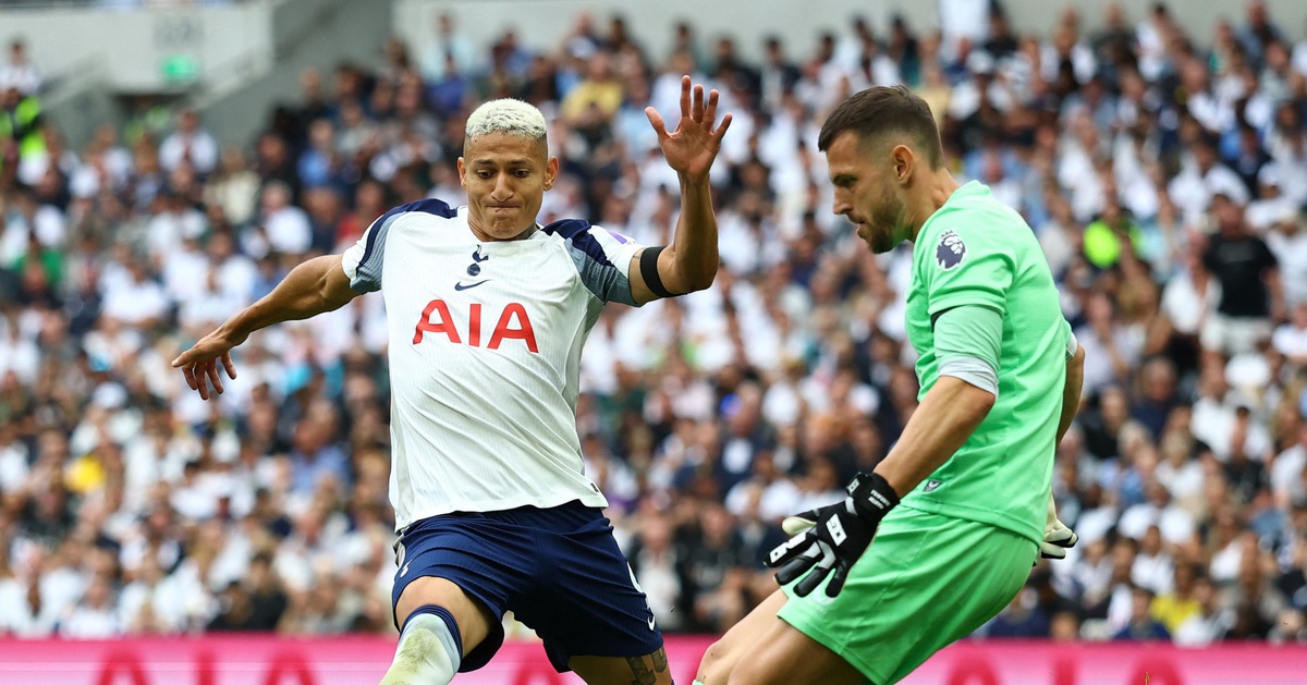 Thủ thành Burnley trở thành nạn nhân đầu tiên của luật mới Premier League