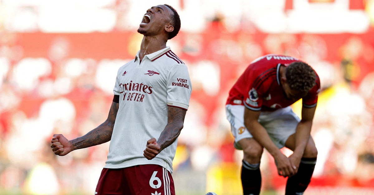 Arsenal lại thắng Man United nhờ 'bóng chết'