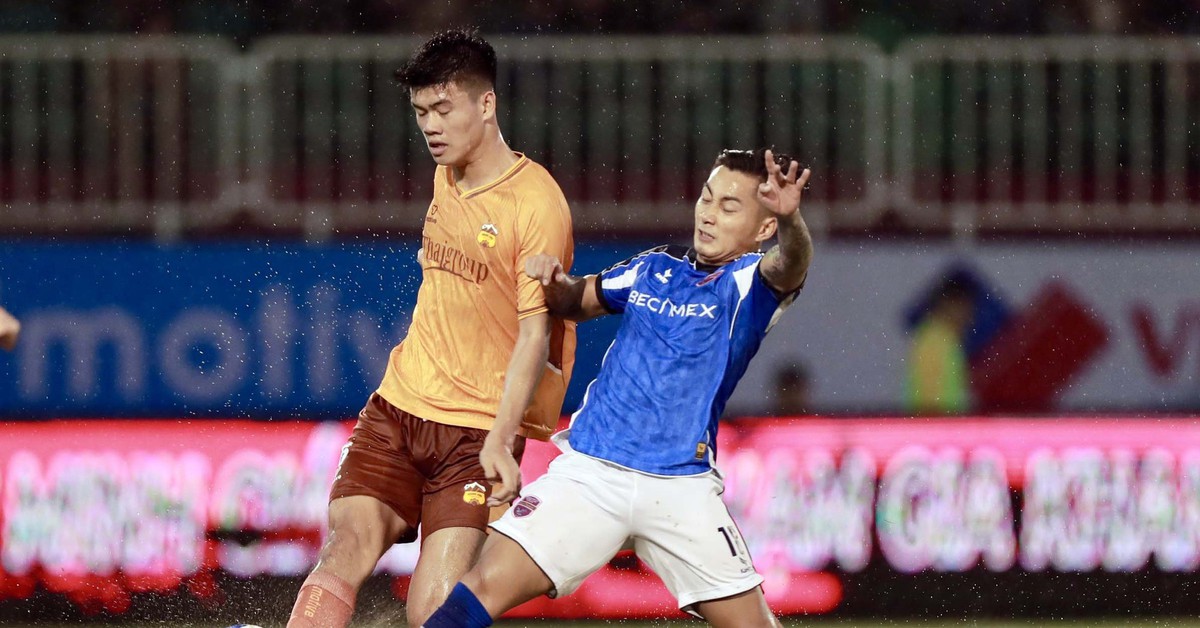 Mặt sân mới sũng nước, CLB Hoàng Anh Gia Lai thất bại nặng nề