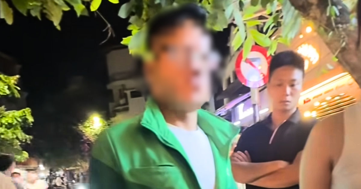 Xác minh clip tài xế xe ôm lấy điện thoại khách Tây hủy chuyến để lấy giá cao hơn