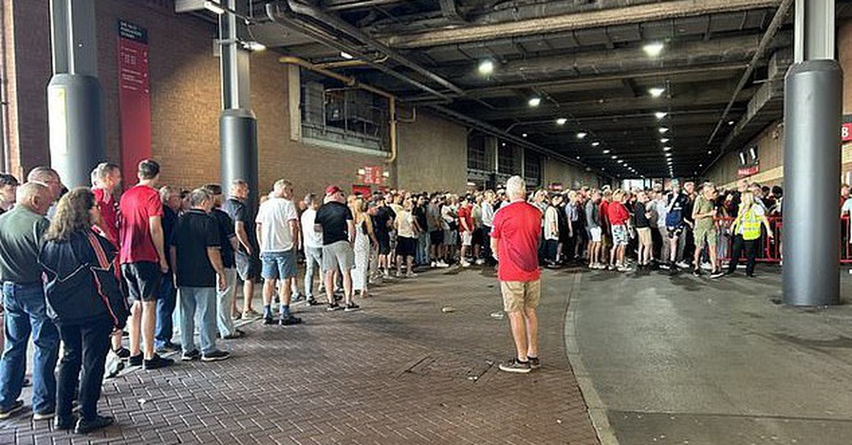 CĐV Man United và Chelsea 'phát điên' vì máy bán vé của CLB